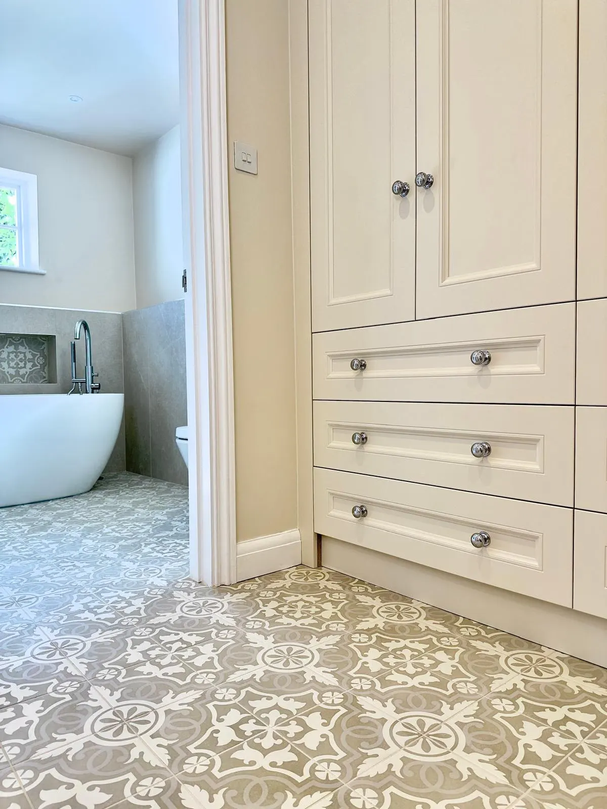 Storage beside the en-suite doorway